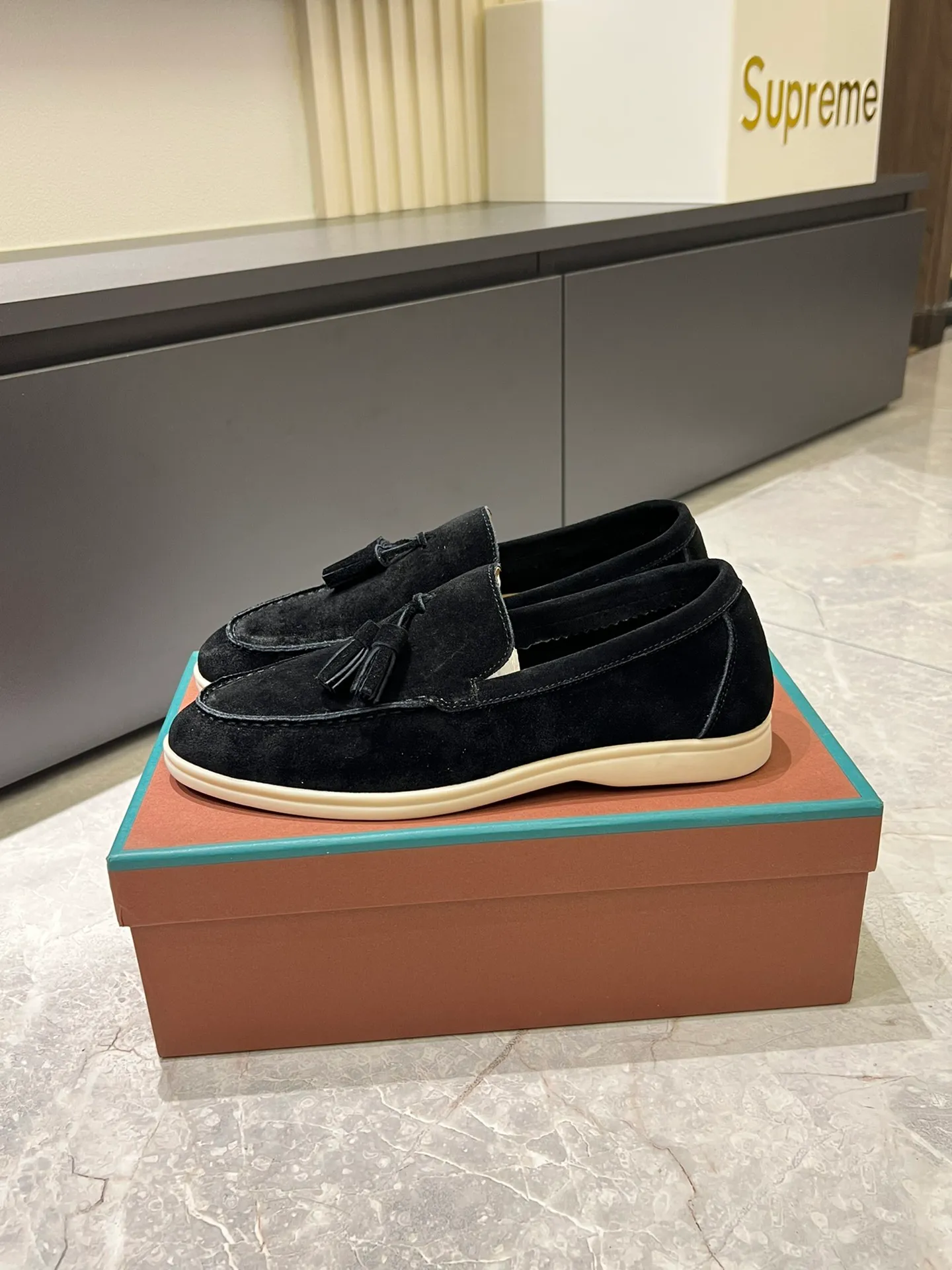 Men's shoes 💰p360 "Loro men's shoes 💰pian'*" Classic L men's shoes for couples 💰p Top version British flat loafers, a must-have item in old money style, the minimalist design is eye-catching and durable, a plus point for dressing The soft foot feel and texture are outstanding. They don’t scratch your feet and are very nice. They are matched with soft and waxy soles. They can be worn daily for a long time without getting tired. They are easy to wear, versatile and classic items, with perfect foot feel and texture! Imported cashmere fabric, the lining is made of imported A-grade water-dyed cow lining, the top version of the genuine leather midsole is sewn with pure handmade mark thread! Size: Female 35-40 (34. Customized) Male 38-44 (45.46. Customized)